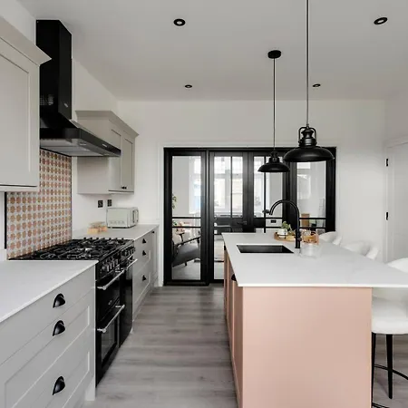 Modern And Cozy 4br Ideal For Families And Groups *