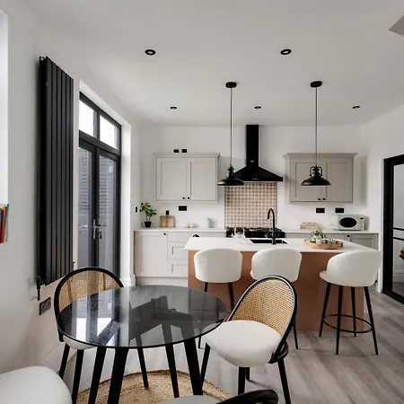Modern And Cozy 4br Ideal For Families And Groups Apartman *