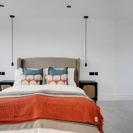 Modern And Cozy 4br Ideal For Families And Groups Apartman