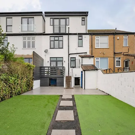 Modern And Cozy 4br Ideal For Families And Groups