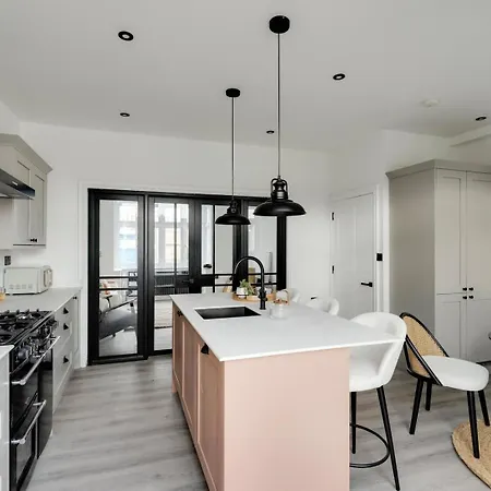 Modern And Cozy 4br Ideal For Families And Groups